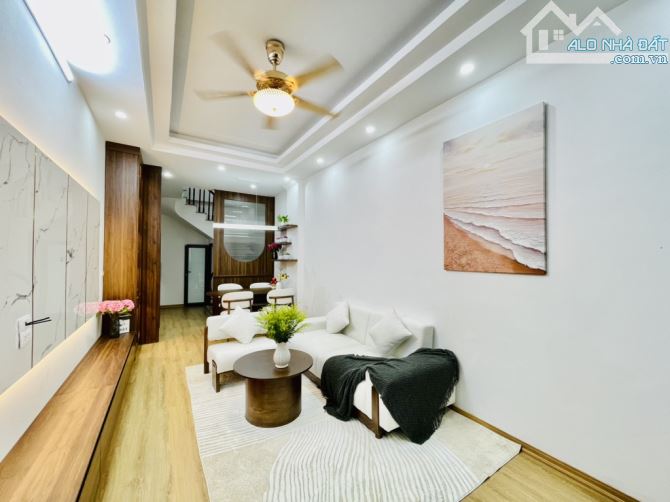 Bán nhà Vĩnh Hưng mặt ngõ thông kinh doanh oto lùi cửa, nội thất xịn, 37m2x 5 tầng 7.75 tỷ