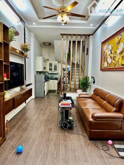NHÀ ĐỊNH CÔNG  DT:33M2 4Tâng Giá 2,5ty MT Rộng