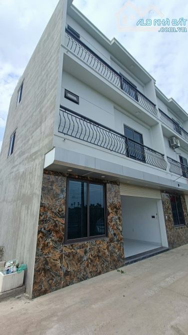 CHÍNH CHỦ  GỬI  BÁN CĂN NHÀ TẠI SÀI SƠN _ QUỐC OAI _ Ô TÔ ĐỖ CỬA