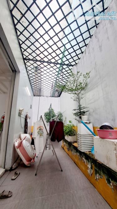 NHÀ CẤP 4 DIỆN TÍCH KHỦNG. NGANG HƠN 8M. CHỈ 2 CĂN RA HẺM XE TẢI. NHÀ MỚI ĐẸP. HƠN 6 TỶ
