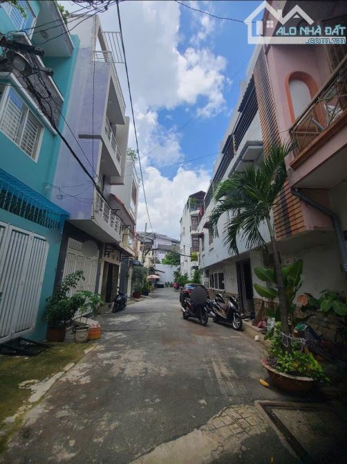 Giáp Quận 10 - gần 100m2 ngang 5m - 50m ra mặt tiền - Xe hơi ngủ nhà