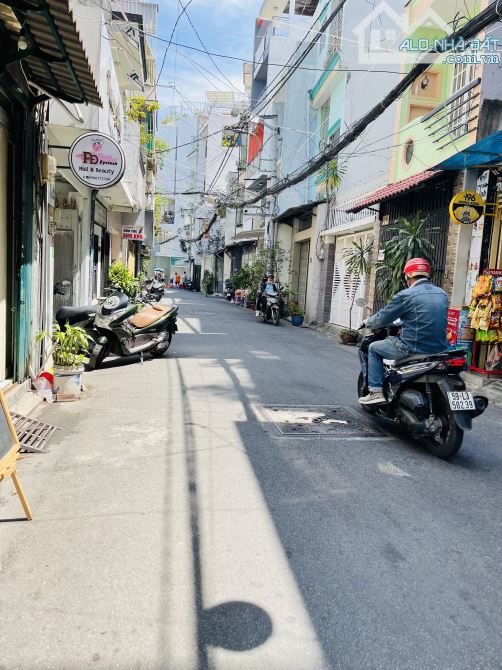Căn Nhà Hiếm Tại Phú Nhuận – 2 Lầu, Xe Hơi Tới Cửa, Giá Tốt Bất Ngờ!