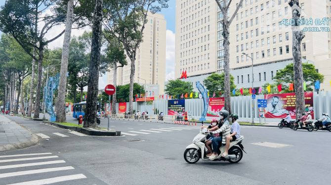 Bán nhà hẻm oto Quận 1 đúc 3tầng 61m1 NGANG 5.5m GẤP giảm 6.4 tỷ tặng nội thất chỉ 14.9tỷ