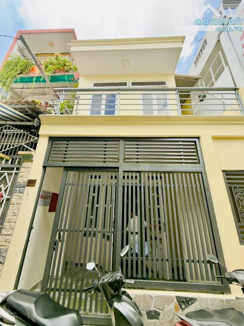 Bán nhà sổ riêng, gần trường học, thuận tiện đi chuyển