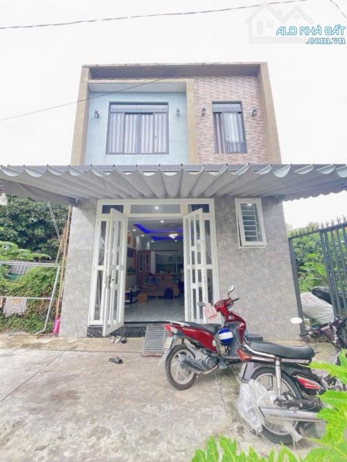Cần tiền trả nợ nên bán lại căn nhà 1 trệt 1 lầu ở Xã Tân Hiệp - Hóc Môn giá 835 triệu.