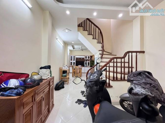 Nhà Pháo Đài Láng  - Đống Đa DT: 40m2, 5 tầng, mt3.5m, chào 10.2 tỷ