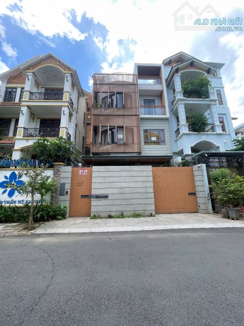 BIỆT THỰ (KHU BẢO VỆ) AN NINH, YÊN TĨNH 24/24 - DIỆN TÍCH CHUẨN - 3 LẦU ĐẸP VÀO Ở NGAY
