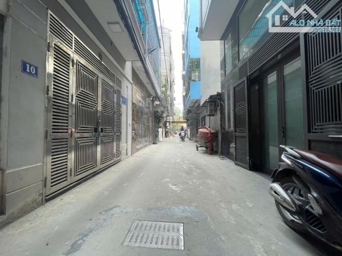 BÁN NHÀ PHỐ TRỊNH ĐÌNH CỬU, PHÂN LÔ Ô TÔ ĐỖ CỬA NGÕ THÔNG RỘNG SỔ NÉT 45M2 MT4.9M GIÁ 11TỶ