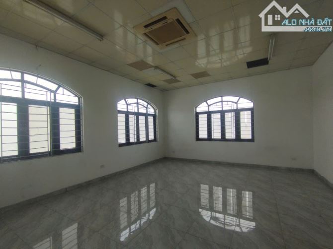 Cho thuê nhà đường Cầu Diễn, Bắc Từ Liêm, DT 1000m2, 3 tầng, MT 40m, 21 phòng, giá 120 tr