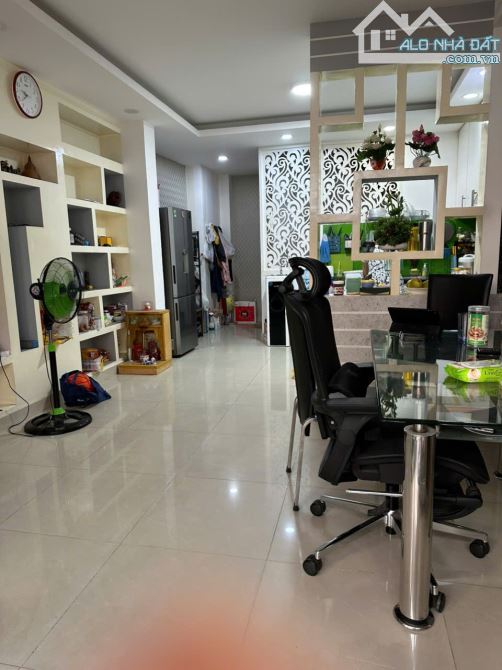 Căn duy nhất góc 2MT Lạc Long Quân quận Tân Bình 6.5x25m nở hậu đều 7.3m, 3 lầu giá 32.5ty