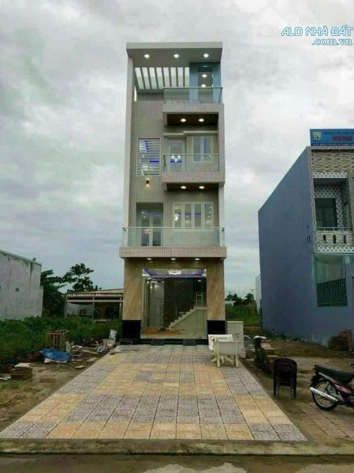 Bán Nhà Mặt Phố Trần Bạch Đằng, 11,9 tỷ, 100m2, 5PN, 4WC, 3Tầng, Pháp Lý Đầy Đủ