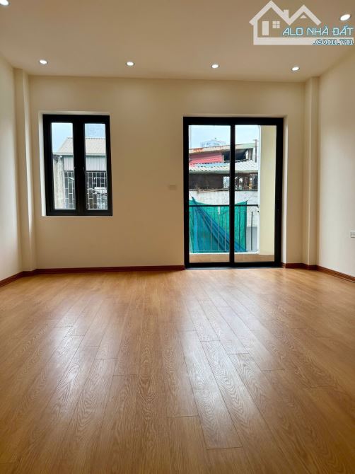 Bán nhà ngõ 100 Nguyễn Văn Viên, DT 37.8m, 5 tầng thang máy, lô góc, MT 4.2m, giá 8.35 tỷ.