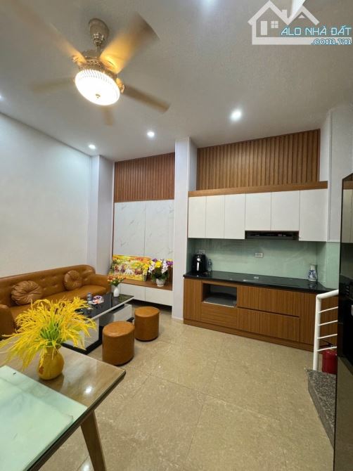 NHÀ ĐẸP Ở NGAY TẠI HOÀNG HOA THÁM - Ô TÔ CÁCH 70M , XE MÁY TRÁNH