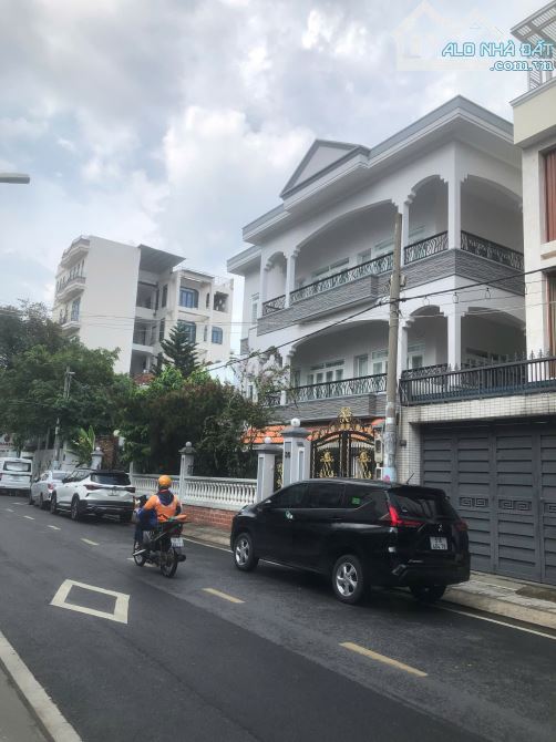 Biệt thự khu vip Phan Đăng Lưu, Bình Thạnh. (12x18m vuông vức) Giá 43,8 tỷ