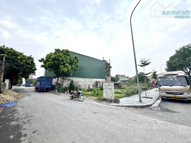 Chính chủ đón cầu Tứ Liên, Đất đấu giá X5 Đông Anh, Lô góc 2 mặt vỉa hè, Dt 100m2 - 13.x