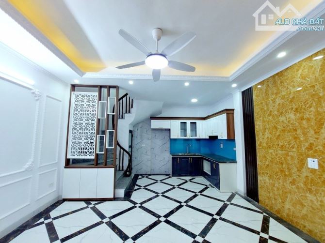 HOT! Chỉ hơn 4 tỷ sở hữu ngay Nhà 5 tầng Phúc Lợi, nội thất cơ bản, gần ô tô, 30m, MT 4m.