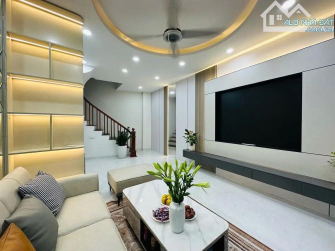 Bán nhà  Tả Thanh Oai ngõ nông, rộng 15m ra ô tô DT 32m, 5 tầng, mt 4m chào giá 5,6 tỷ