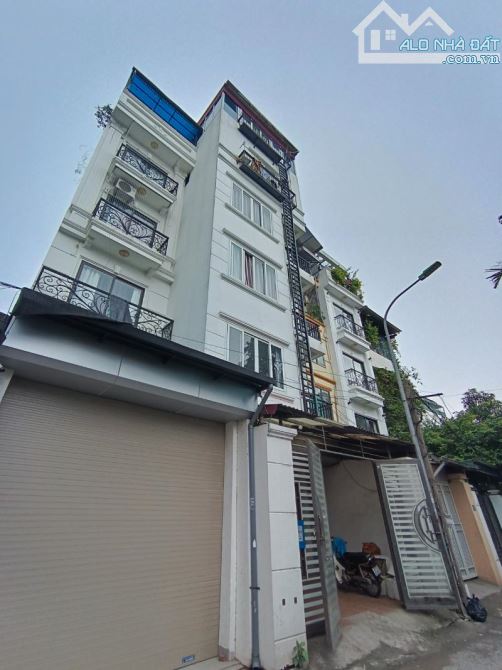 BÁT KHỐI 16 tỷ 95m MẶT TIỀN 5.5m NGÕ Ô TÔ,GARA THANG MÁY,LONG BIÊN