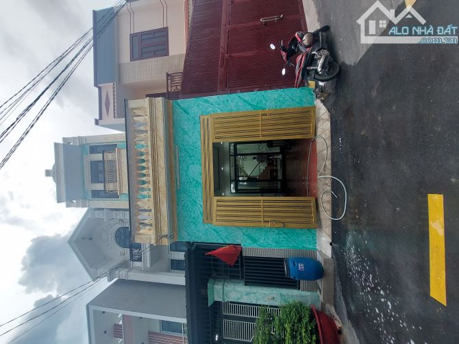Bán nhà 2 lầu , sổ riêng thổ cư hết đất , gần công an phường Tân Hạnh