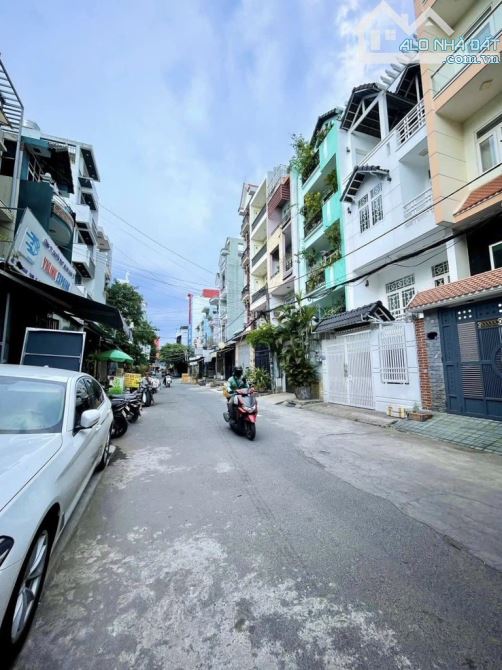 Gấp bán. Giảm 1Tỷ còn 8,x Tỷ. Nhà mặt tiền kd. Dtich 75m2. Đường 8m trải nhựa.Sát chợ Hạnh - 1