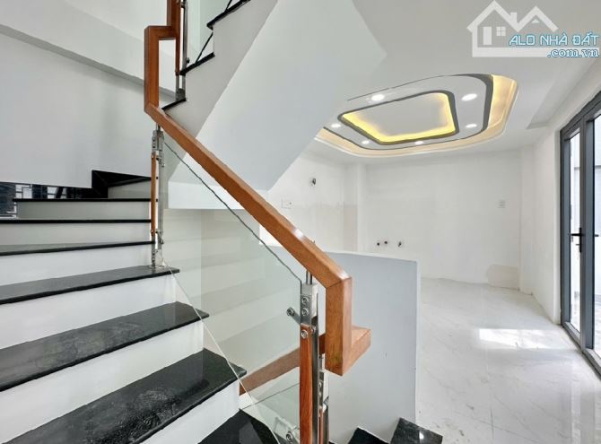 Giáp Quận 10 - gần 100m2 ngang 5m - 50m ra mặt tiền - Xe hơi ngủ nhà - 1