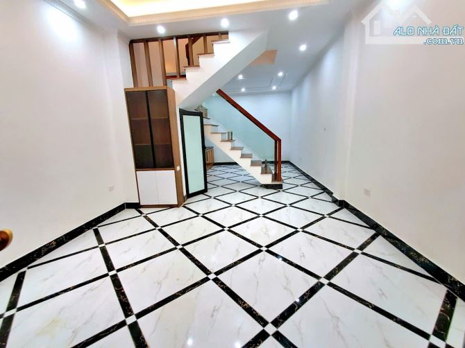 9.95 TỶ-43M2-5 TẦNG-Ô TÔ ĐỖ CỬA VÀO NHÀ-MẶT TIỀN 3.9M-PLLK-GIẢI PHÓNG-GIÁP BÁT-HM-HN - 1