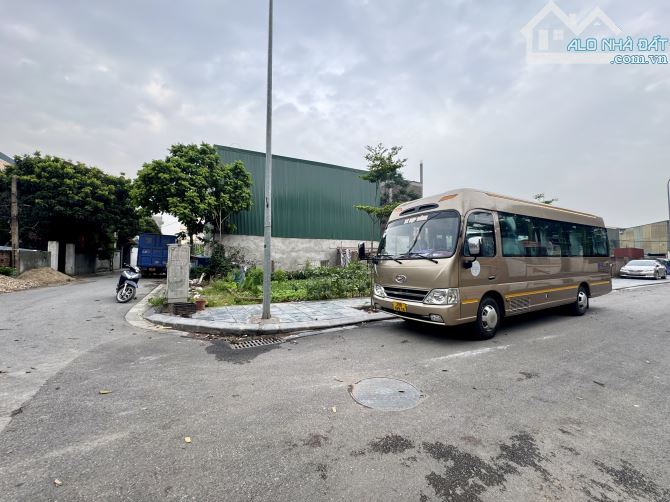 Chính chủ đón cầu Tứ Liên, Đất đấu giá X5 Đông Anh, Lô góc 2 mặt vỉa hè, Dt 100m2 - 13.x - 1