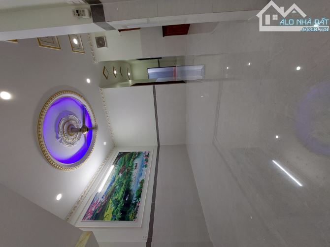 Bán nhà 2 lầu , sổ riêng thổ cư hết đất , gần công an phường Tân Hạnh - 1