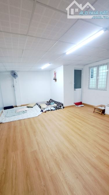 NHÀ CẤP 4 DIỆN TÍCH KHỦNG. NGANG HƠN 8M. CHỈ 2 CĂN RA HẺM XE TẢI. NHÀ MỚI ĐẸP. HƠN 6 TỶ - 2