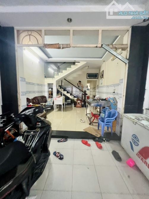 Gấp bán. Giảm 1Tỷ còn 8,x Tỷ. Nhà mặt tiền kd. Dtich 75m2. Đường 8m trải nhựa.Sát chợ Hạnh - 2