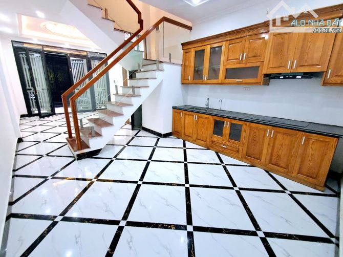9.95 TỶ-43M2-5 TẦNG-Ô TÔ ĐỖ CỬA VÀO NHÀ-MẶT TIỀN 3.9M-PLLK-GIẢI PHÓNG-GIÁP BÁT-HM-HN - 2