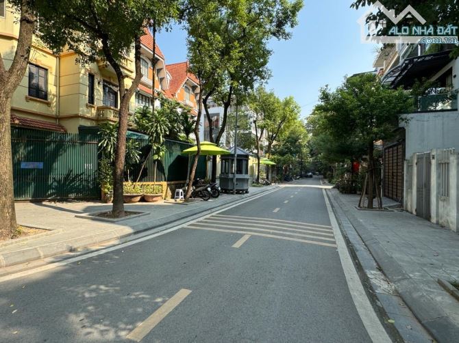 BÁN NHÀ KHU ĐÔ THỊ ĐỊNH CÔNG. LÔ GÓC ĐẸP NHẤT KHU . NHÀ 4 Tầng  .GIÁ 27 TỶ - 2