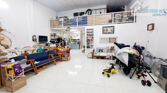 NHÀ CẤP 4 DIỆN TÍCH KHỦNG. NGANG HƠN 8M. CHỈ 2 CĂN RA HẺM XE TẢI. NHÀ MỚI ĐẸP. HƠN 6 TỶ - 3
