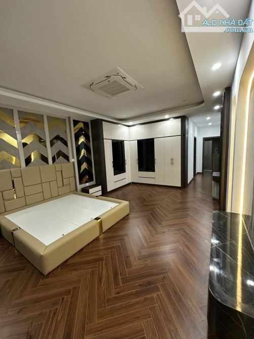 Nguyễn Văn Cừ, Long Biên – Gara ô tô, thang máy, full nội thất, ô tô tránh – 75m2, 6 tầng