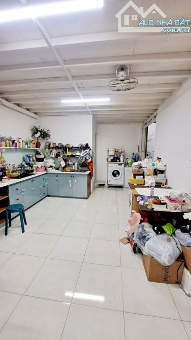 NHÀ CẤP 4 DIỆN TÍCH KHỦNG. NGANG HƠN 8M. CHỈ 2 CĂN RA HẺM XE TẢI. NHÀ MỚI ĐẸP. HƠN 6 TỶ - 4