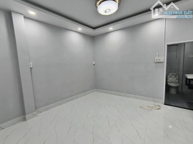 GẤP BÁN NHÀ QUẬN 3 - CMT8 - 43M2 - HẺM BA GÁC - 2 TẦNG - NHÀ MỚI Ở NGAY - NHỈNH 5 TỶ - 4