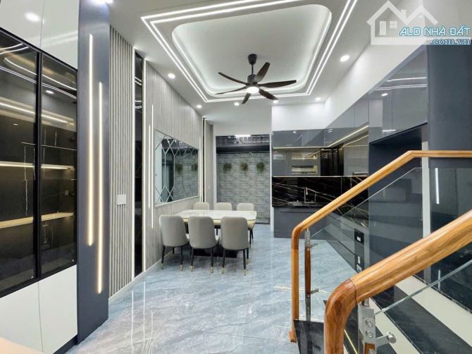 Cho thuê nhà nguyên căn 2 lầu 1 trệt 4pn,4w, có vỉa hè rộng rãi thoáng mát, Chỉ 12tr/thang - 4