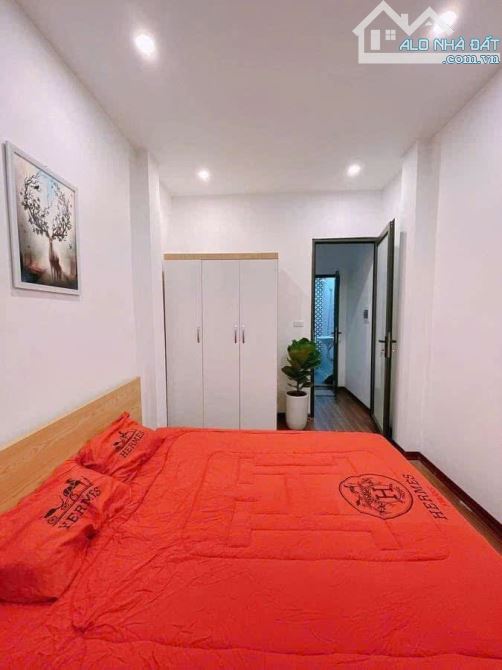 MẶT PHỐ VỈA HÈ - Ô TÔ TRÁNH 5 TẦNG - LÔ GÓC - VỪA Ở VỪA KINH DOANH ĐỈNH - PHỐ VIP ĐỐNG ĐA - 4