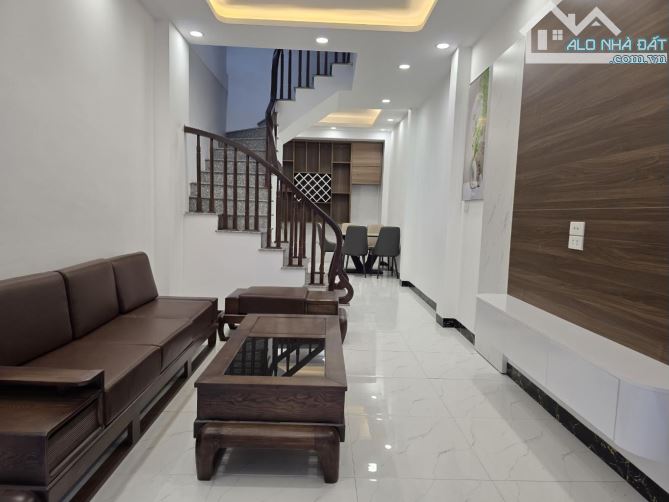 Nhà Bát Khối Long Biên 37m2 -4,5T - 5,95 tỉ - 4 ngủ - 4