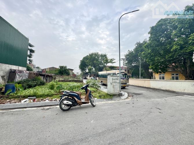 Chính chủ đón cầu Tứ Liên, Đất đấu giá X5 Đông Anh, Lô góc 2 mặt vỉa hè, Dt 100m2 - 13.x - 4