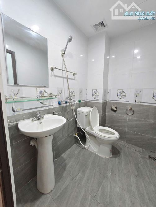 Bán nhà Lĩnh Nam 30m²,5tầng, 4,7 tỷ ,sổ đỏ vuông chính chủ,ko qh,ko lỗi lầm, xây phân lô m - 5