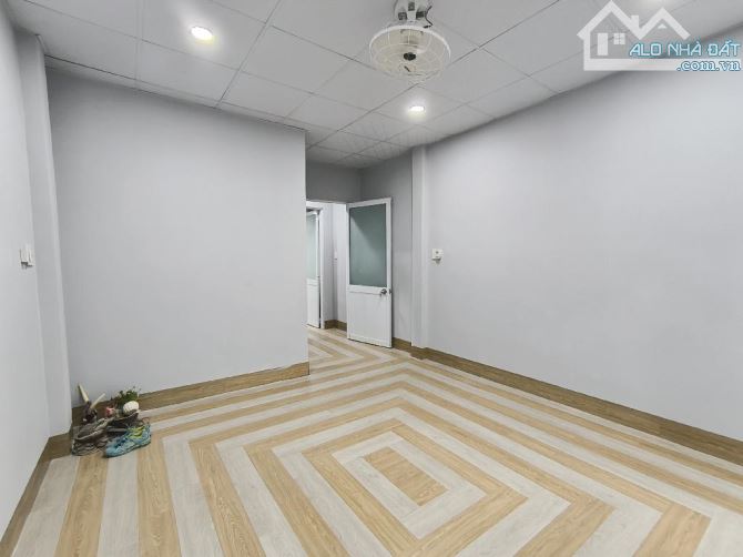 GẤP BÁN NHÀ QUẬN 3 - CMT8 - 43M2 - HẺM BA GÁC - 2 TẦNG - NHÀ MỚI Ở NGAY - NHỈNH 5 TỶ - 5