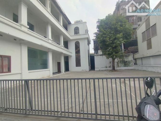 Cho thuê nhà đường Cầu Diễn, Bắc Từ Liêm, DT 1000m2, 3 tầng, MT 40m, 21 phòng, giá 120 tr - 5
