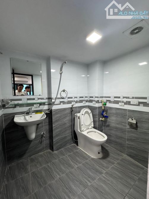 Bán toà CCMN 387 Vũ Tông Phan. Thanh Xuân DT 116m x 7 T. Mặt Tiền 6.5m. Giá 29.5 tỷ - 5