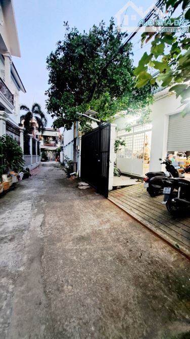 NHÀ CẤP 4 DIỆN TÍCH KHỦNG. NGANG HƠN 8M. CHỈ 2 CĂN RA HẺM XE TẢI. NHÀ MỚI ĐẸP. HƠN 6 TỶ - 6