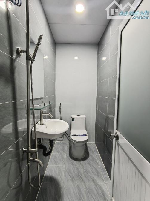 GẤP BÁN NHÀ QUẬN 3 - CMT8 - 43M2 - HẺM BA GÁC - 2 TẦNG - NHÀ MỚI Ở NGAY - NHỈNH 5 TỶ - 8