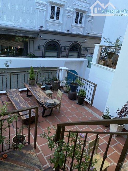 Bán biệt thự Linh Đông, 152m ngang 8m, 4 tầng, Gara xe hơi, 3 pn , 4 wc - Bán Gấp - 9