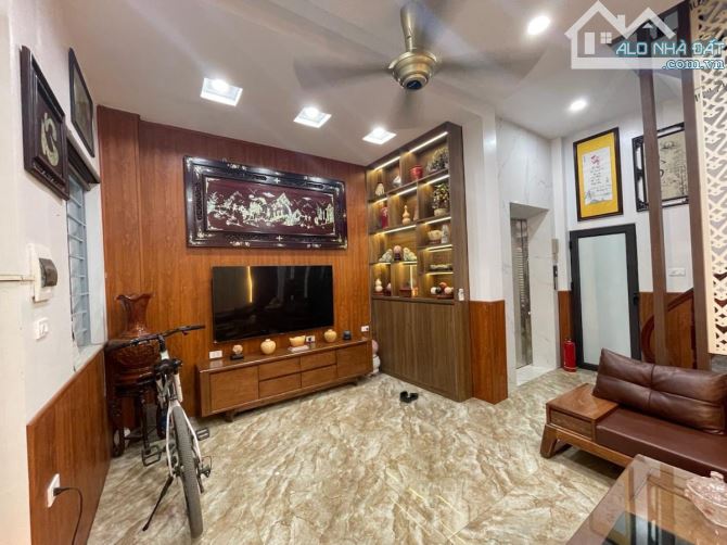 Nhà đẹp mới xây 6 tầng, thang máy, 35m, ô tô ngủ trong nhà, gần ROYAL CITY, Hoàng Đạo Thàn