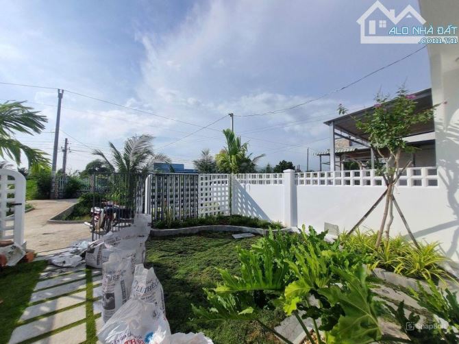 Chính chủ cần bán căn nhà vườn mới xây với kiến trúc hiện đại ngay Bàu Đồn Gò Dầu 880TR