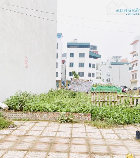 Cực phẩm ! Bán đất Ngọc Thuỵ DT:70m2 , Lô góc , Ô tô đỗ ,Đầu Tư ,Kinh Doanh . Giá :23,x tỷ